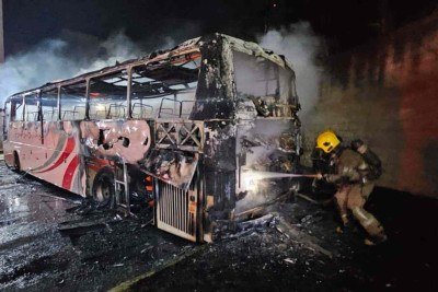 Incêndio destruiu completamente o veículo -  (crédito: CBMMG/Divulgação)