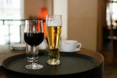 Apesar do risco menor da contaminação por metanol, especialista recomenda que, neste momento, é melhor não consumir nem cerveja nem vinho -  (crédito: Halfdark/Getty Images )