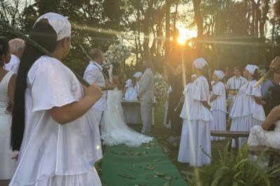 Na Umbanda, o casamento é um ritual profundo de fusão espiritual, muitas vezes realizado ao ar livre -  (crédito: Casa de Caridade ComPartilhar/Divulgação)