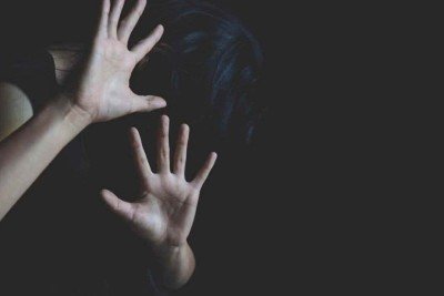 Vítima relatou episódios de agressão e recebeu mensagens de ameaça que recebeu ao mesmo tempo em que conversava com os policiais -  (crédito: iStock)
