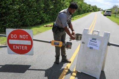 Um guarda florestal fecha o portão de entrada no Parque Nacional Everglades Shark Valley, na Flórida, devido a paralisação do governo federal  -  (crédito: JOE RAEDLE/AFP)