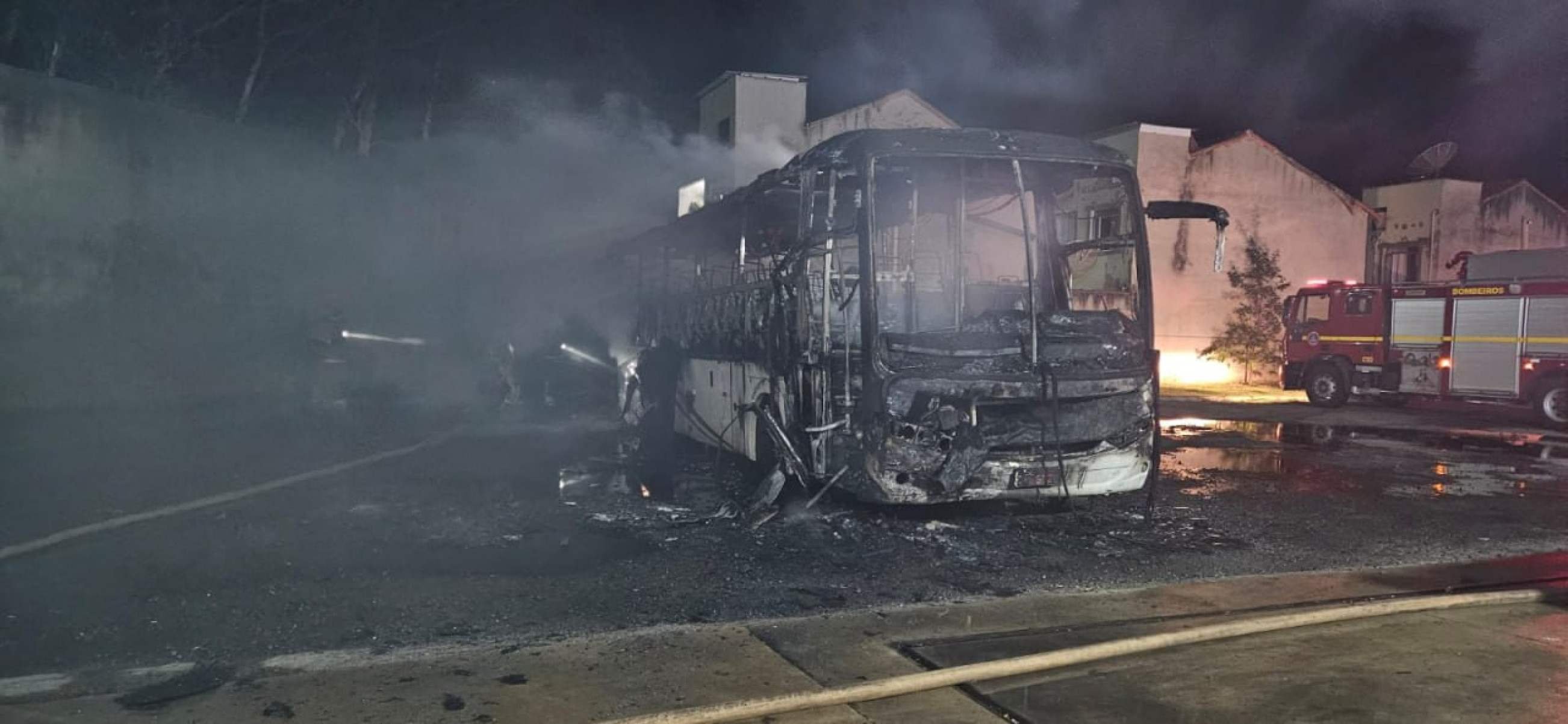 ônibus só na carcaça por causa de incêndio 