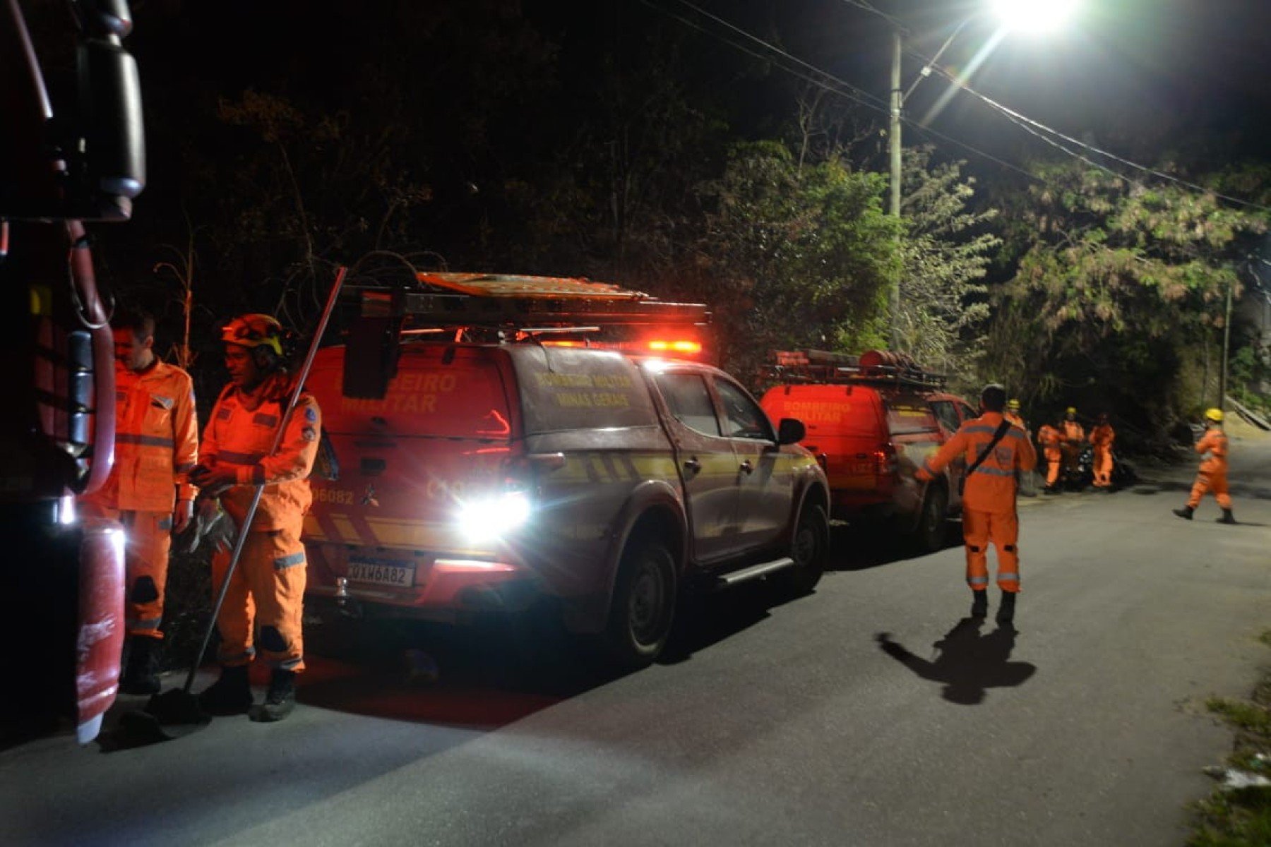 Bombeiros combatem incêndio na noite desta sexta-feira (3/10)-Túlio Santos/EM/DA. Press