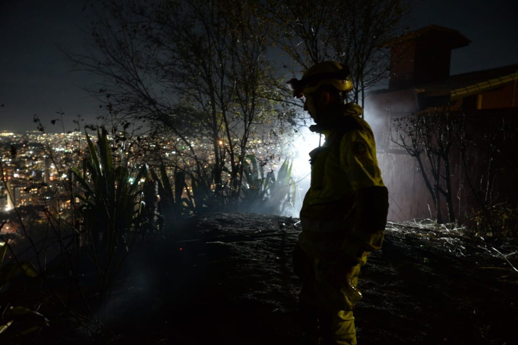 Bombeiros combatem incêndio na noite desta sexta-feira (3/10)-Túlio Santos/EM/DA. Press
