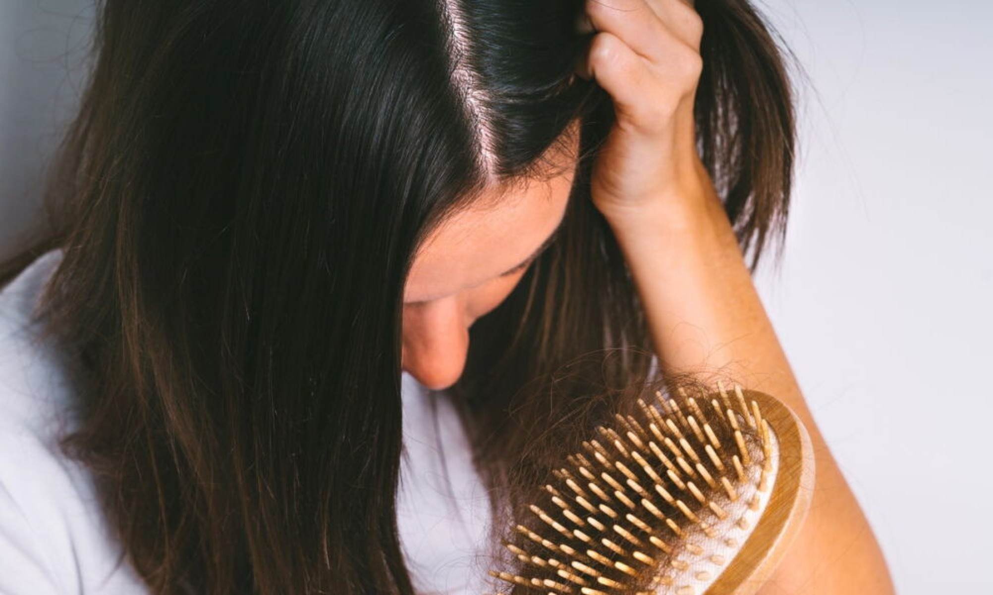 O que significa quando o cabelo cai mais em certas fases da vida - Tupi