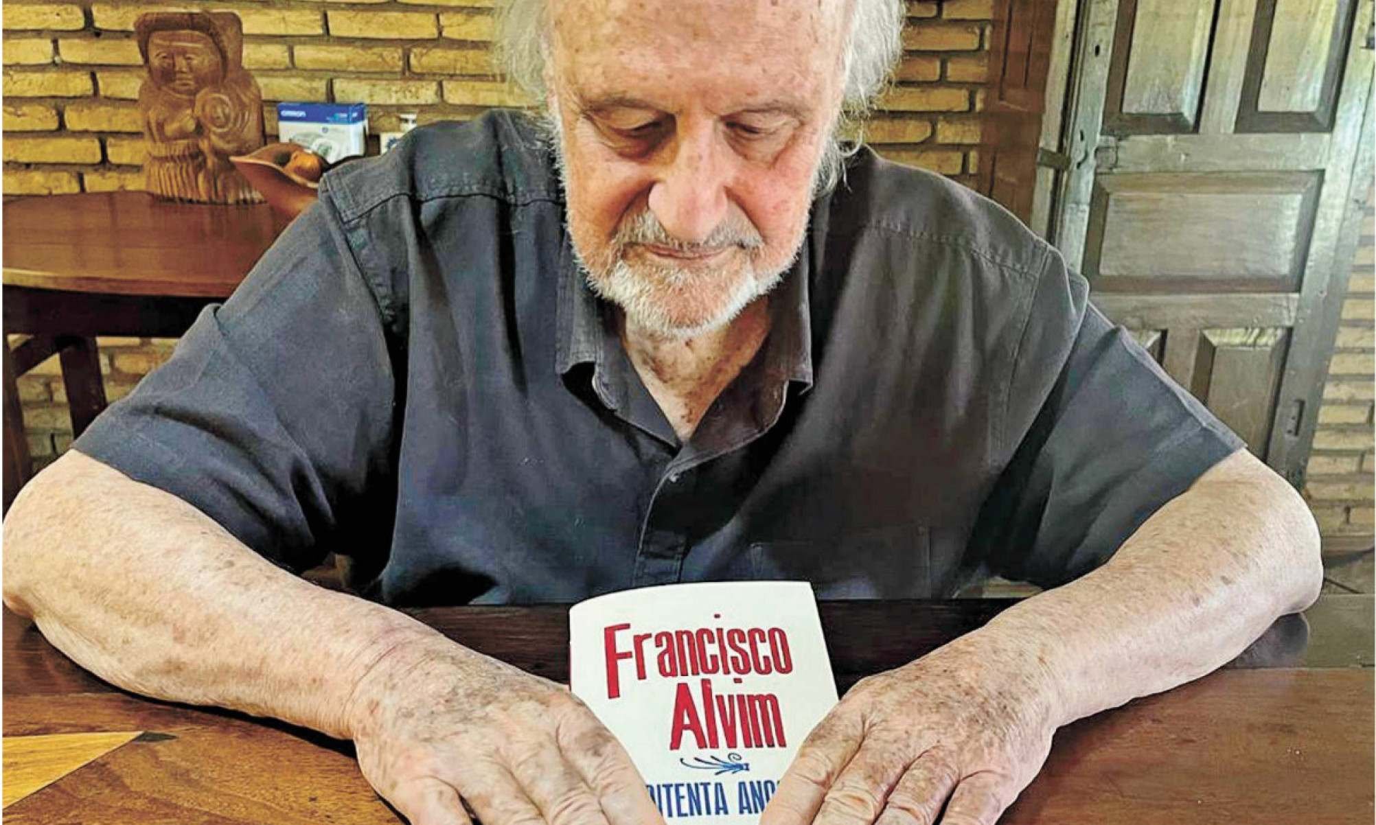 O escritor Chico Alvim em sua casa, em Brasília: 