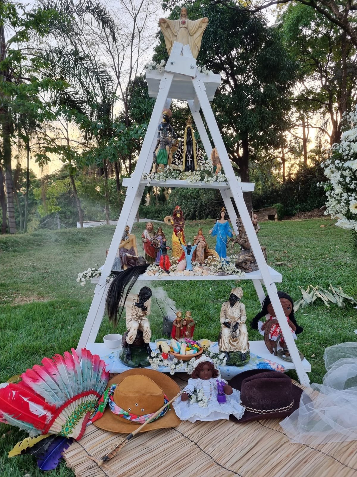 No casamento da Umbanda, um grande Congá foi instalado no jardim com Oxalá e santos católicos, orixás e entidades espirituais como caboclos e boiadeiros