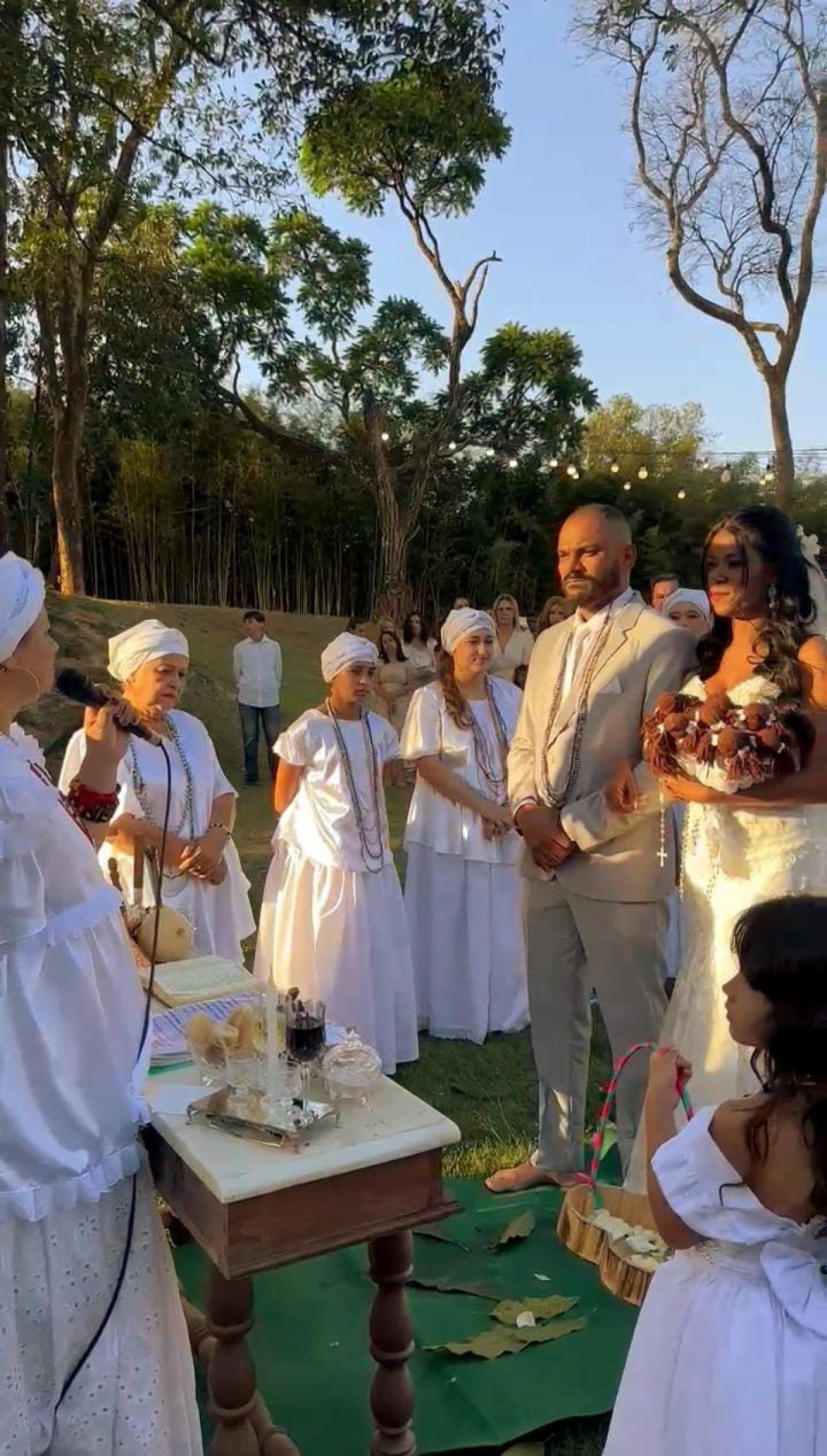 Mãe Carla celebrou o casamento do Casal Nayara e Ricardo, na Pampulha,em BH