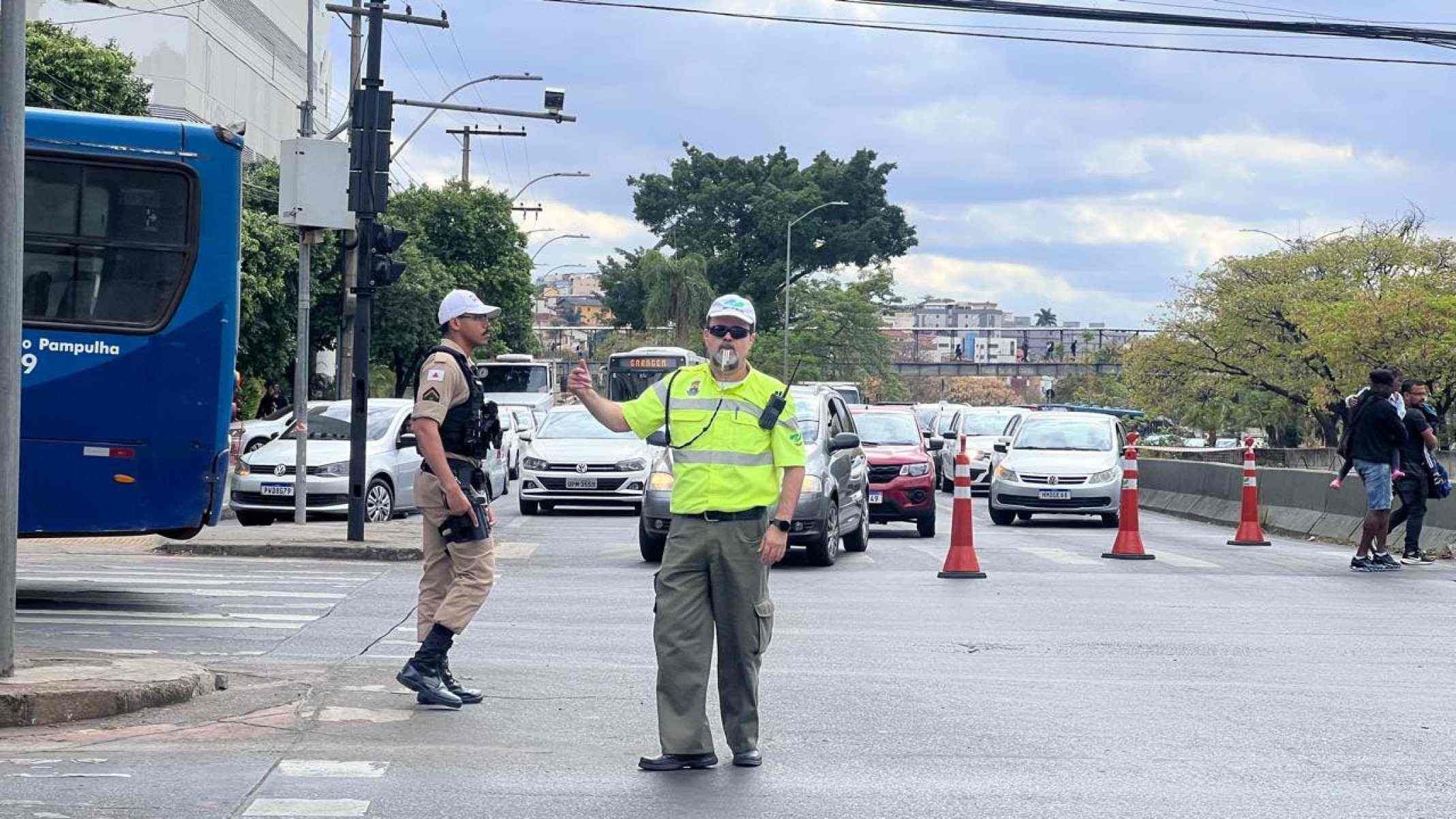 Agentes da BHTrans atuam para organizar o tráfego-Edésio Ferreira/EM/DAPRESS