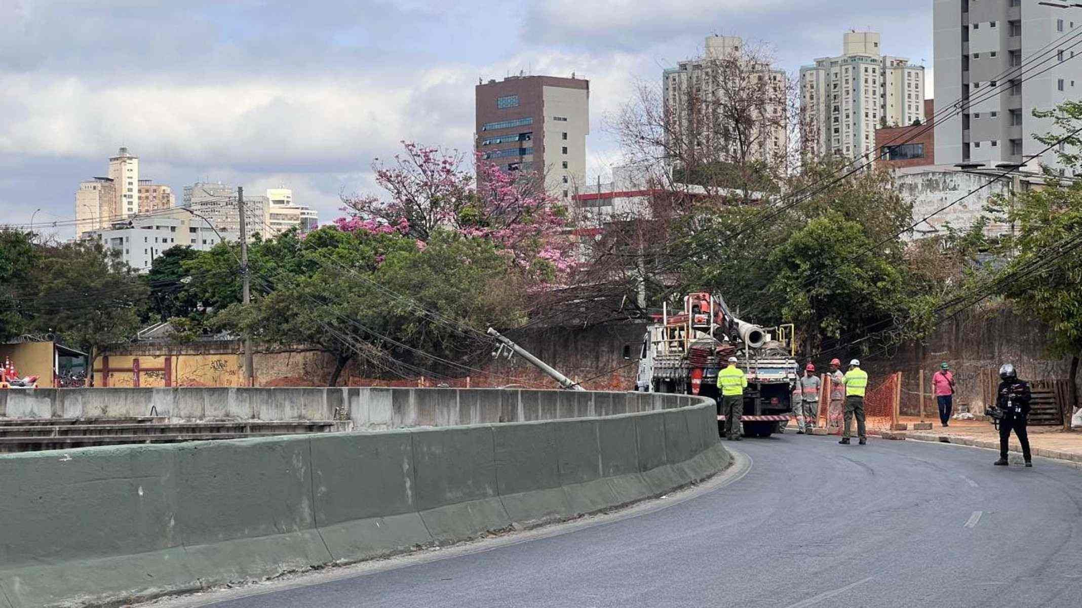 Equipes da Cemig e do Corpo de Bombeiros estão no local realizando reparos-Edésio Ferreira/EM/DAPRESS