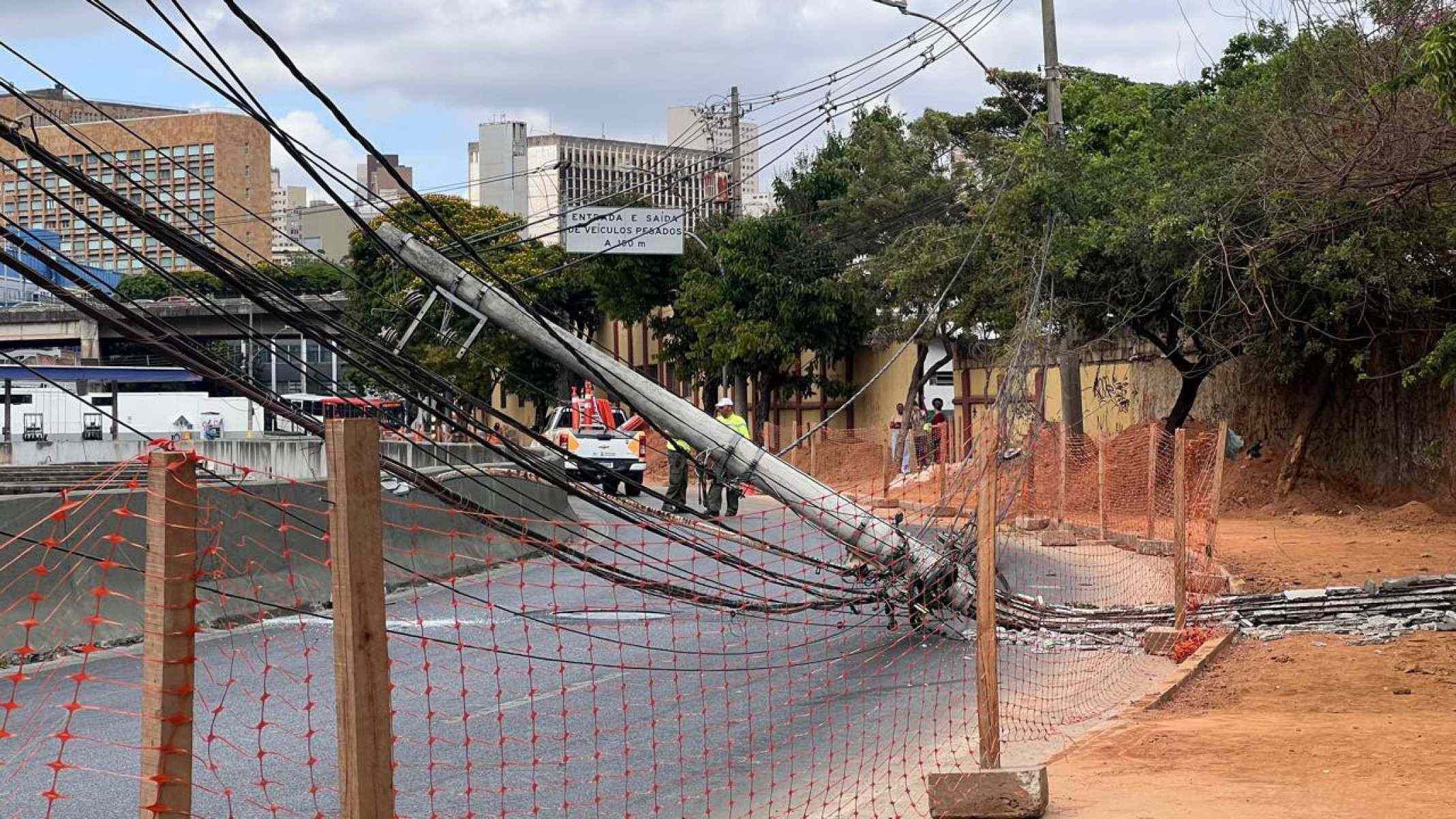 A queda aconteceu após um carro bater na estrutura, que permanece apoiada apenas pelos cabos-Edésio Ferreira/EM/DAPRESS