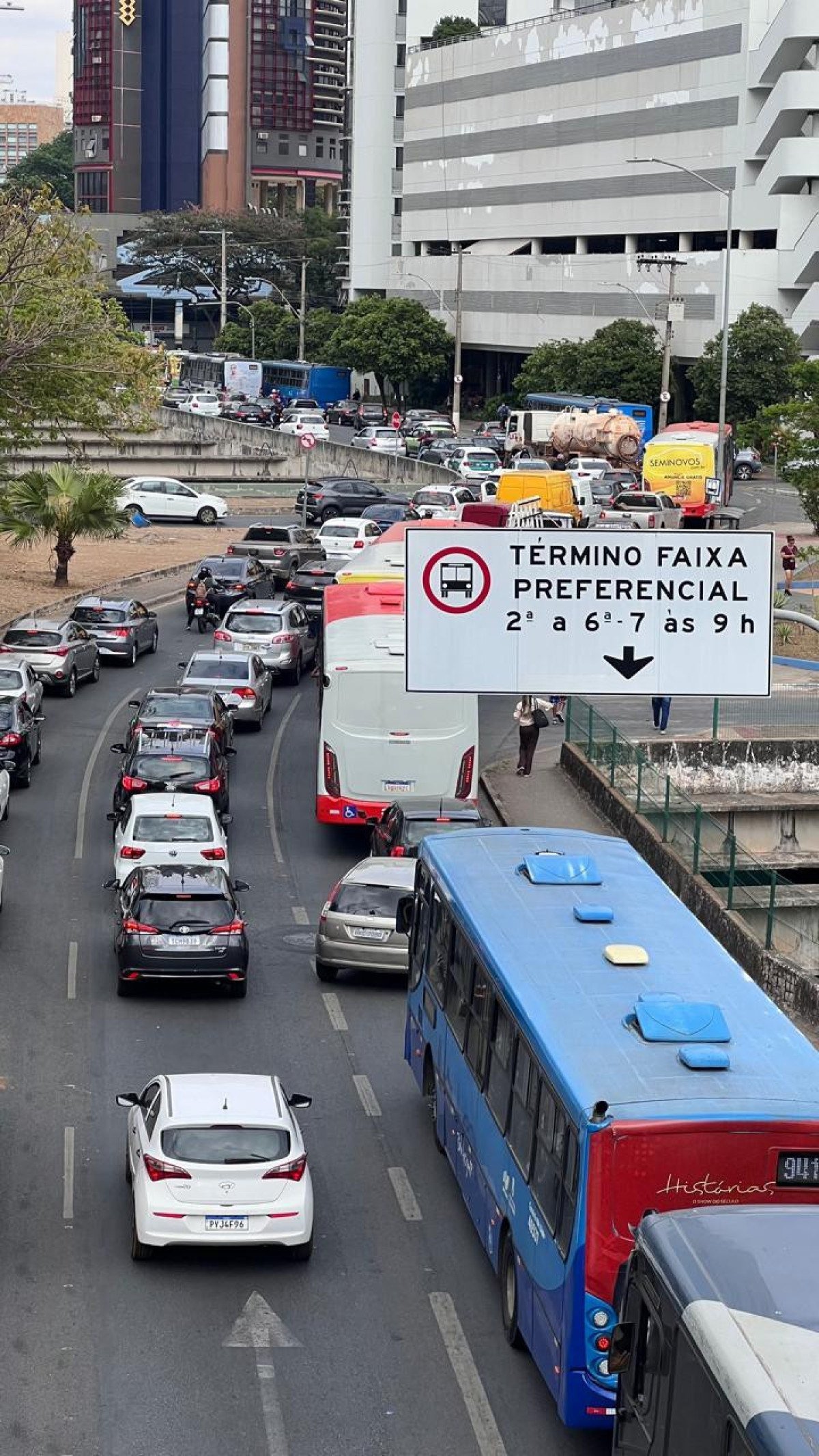 Motoristas que seguem em direção ao centro de Belo Horizonte enfrentam congestionamento intenso-Edésio Ferreira/EM/DAPRESS