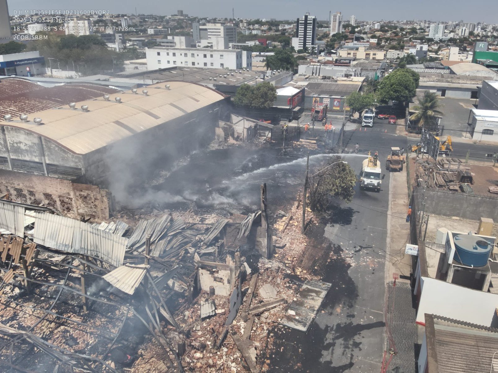 Madeireiras são incendiadas e prejuízo passa de R$ 2 milhões -  (crédito: Divulgação/CBMMG)