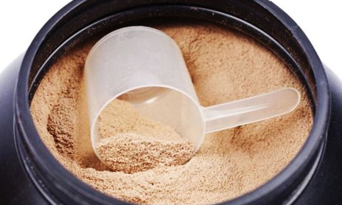 Derivado do soro do leite, o whey protein é um suplemento popular entre aqueles que buscam ganhar massa muscular ou complementar a ingestão de proteína na dieta. - (crédito: Flickr Você Fitness)