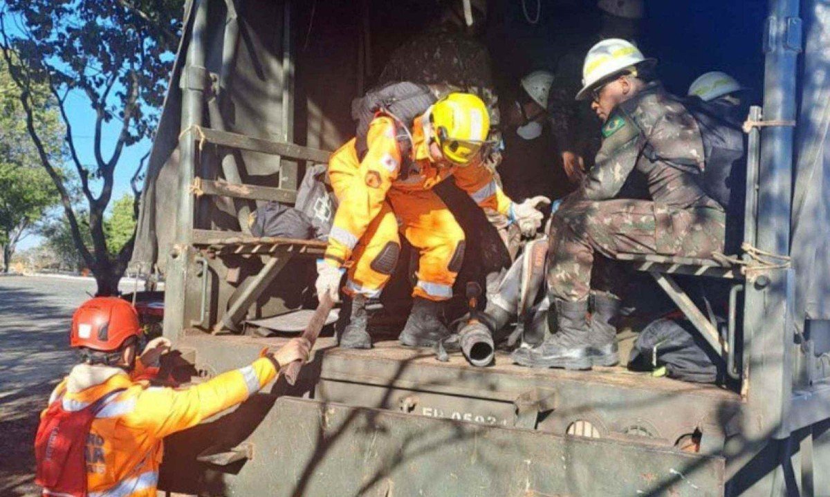 Na Serra de Santa Helena, 32 pessoas, entre brigadistas, oficiais do Exército e bombeiros, atuam no combate às chamas