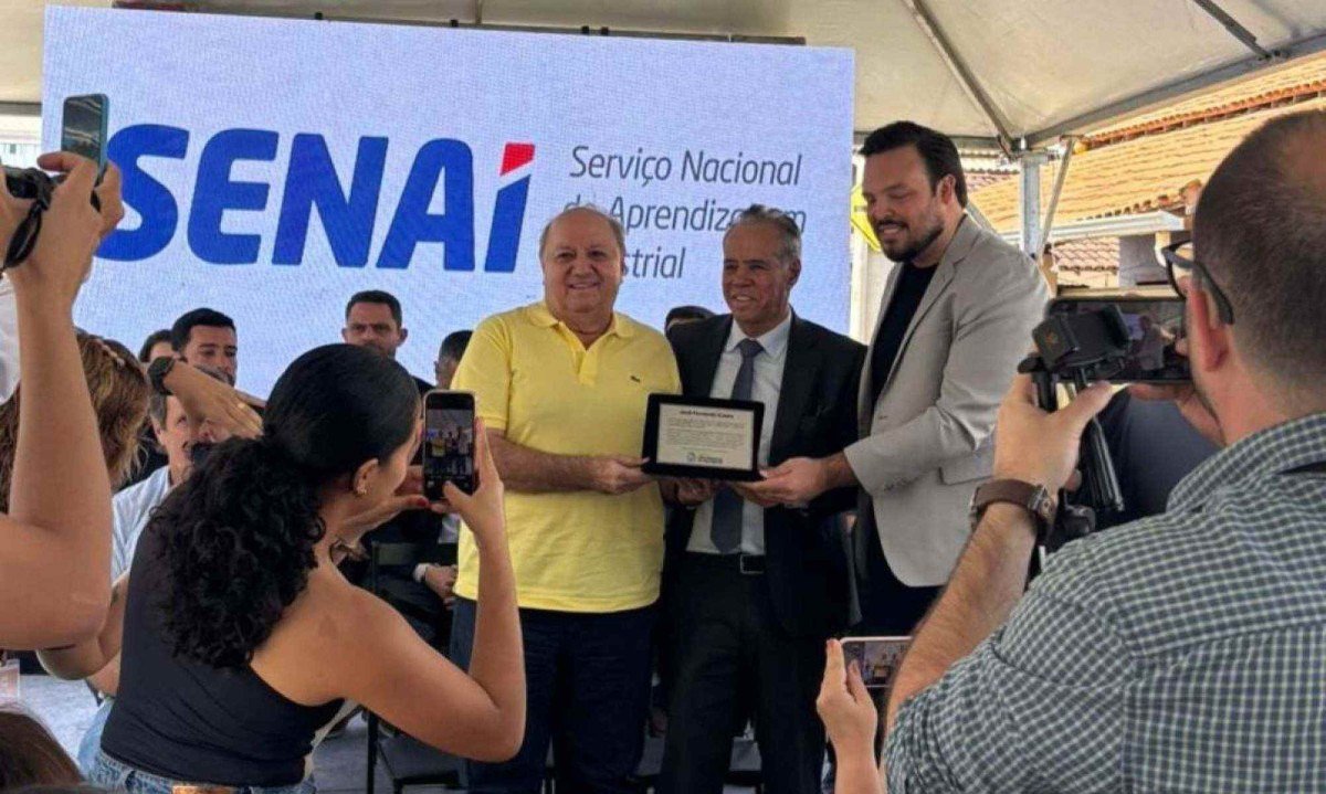 José Fernando Coura recebeu uma homenagem do prefeito Nozinho e do secretário Gabriel Quintão