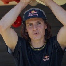 Alpinista desafia os limites e escala asas de planador em pleno voo - Reprodução / YouTube @redbull