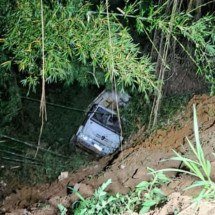 MG: caminhão com areia desce ribanceira e motorista fica ferido - Divulgação/Corpo de Bombeiros