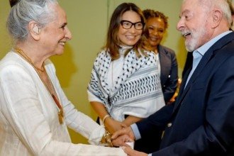 Lula vai a show de Maria Bethânia e é recebido com gritos de 'sem anistia''