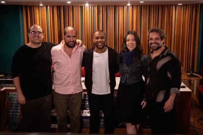 O Regional é formado por Rogério Caetano (violão de sete cordas), Magno Júlio (percussão), Marcus Thadeu (percussão), Ana Rabello (cavaquinho) e Luis Barcelos (bandolim) -  (crédito: Bruno Sedano/Divulgação)