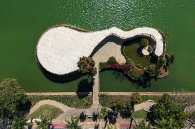 Imagem feita com drone destaca as linhas propostas por Oscar Niemeyer na Casa do Baile, além do paisagismo de Burle Marx -  (crédito: Leonardo Finotti/Divulgação)
