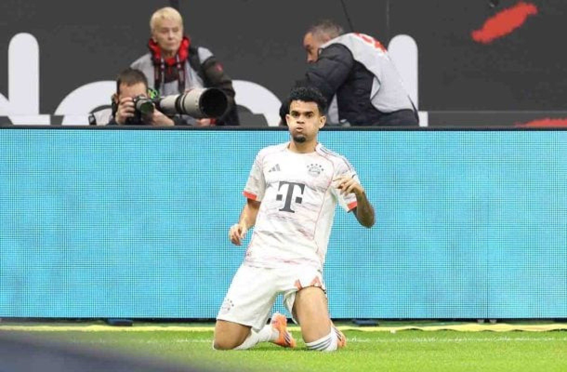 Luiz Díaz brilha, e Bayern de Munique vence Eintracht Frankfurt pelo Alemão