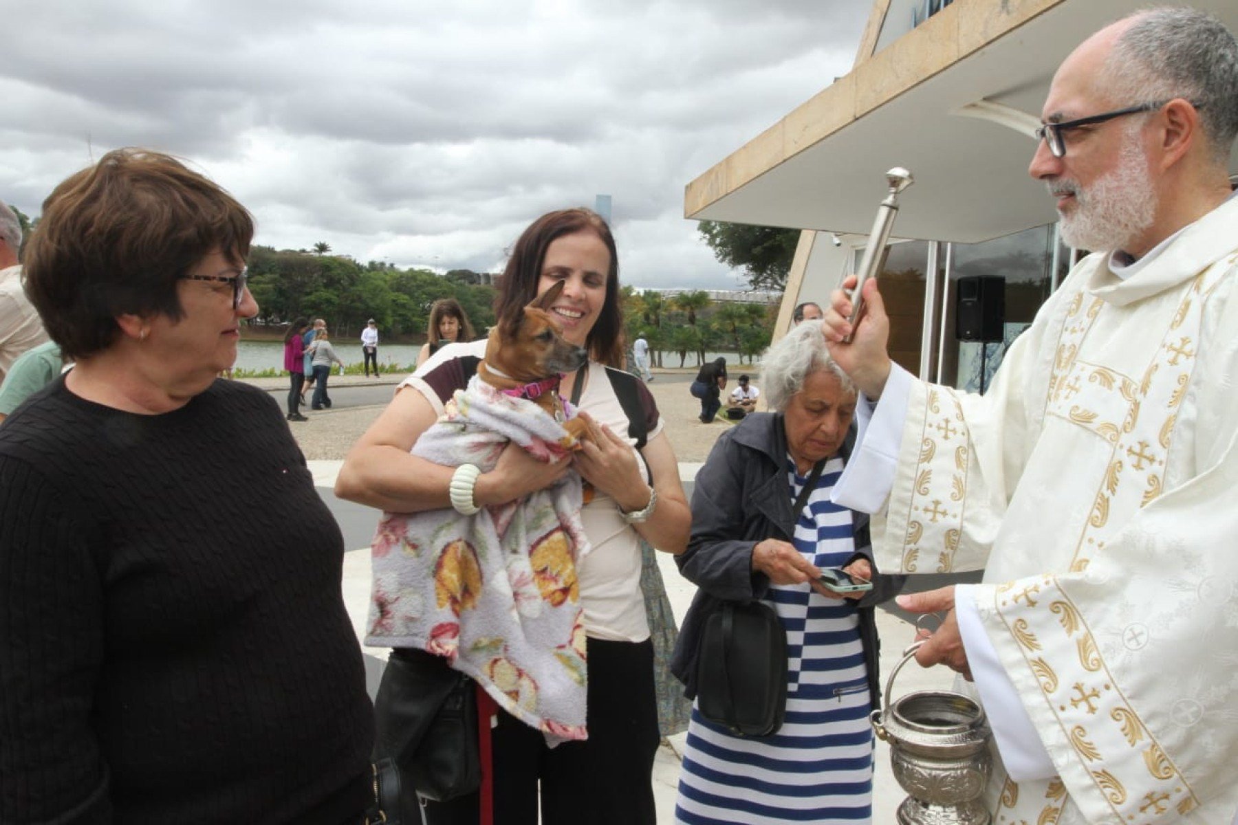 Maria do Carmo de Assis levou Frida, uma cachorrinha resgatada ainda filhote e que hoje tem seis anos