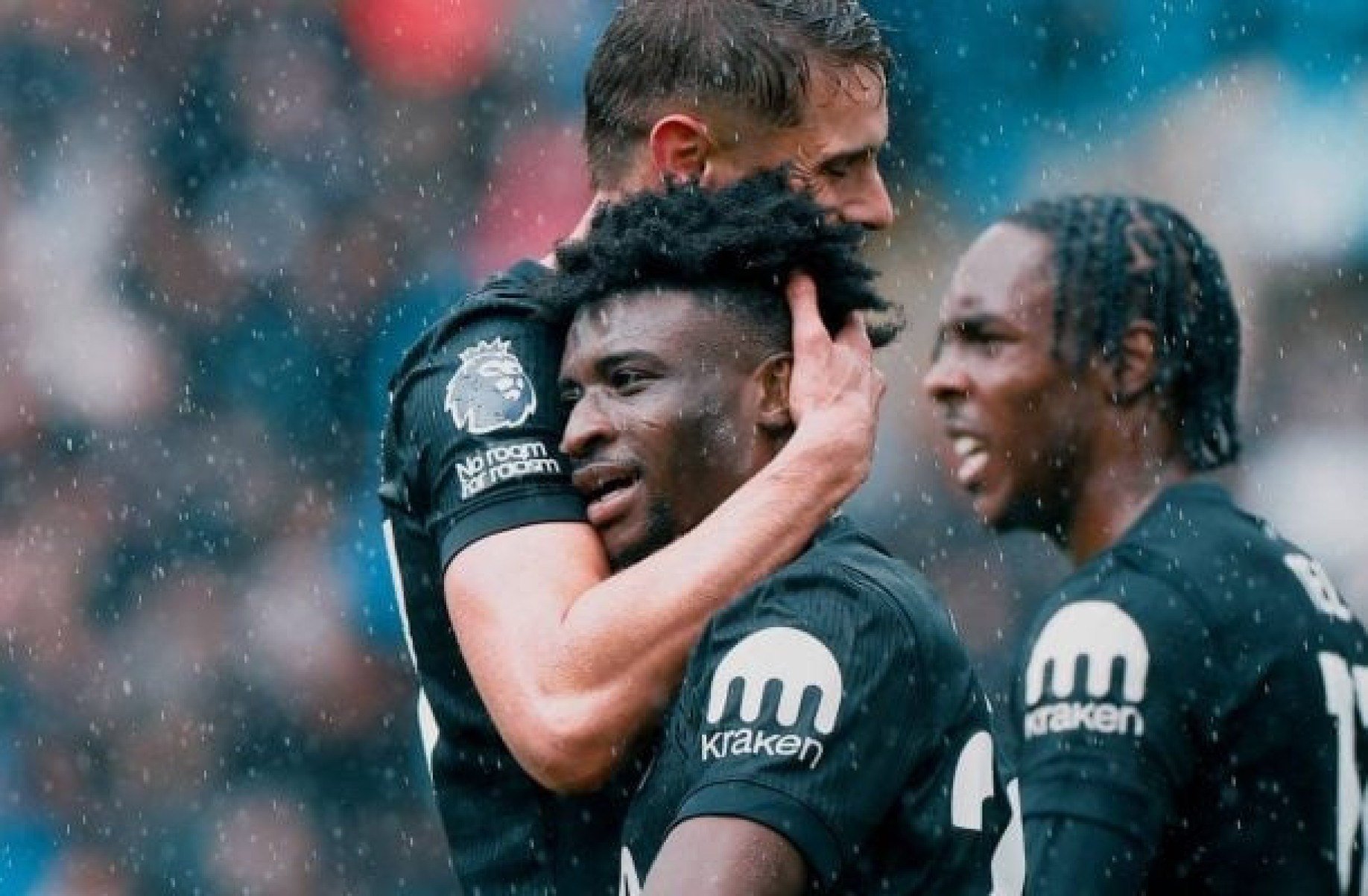 Tottenham vence Leeds e cola de vez no líder Liverpool