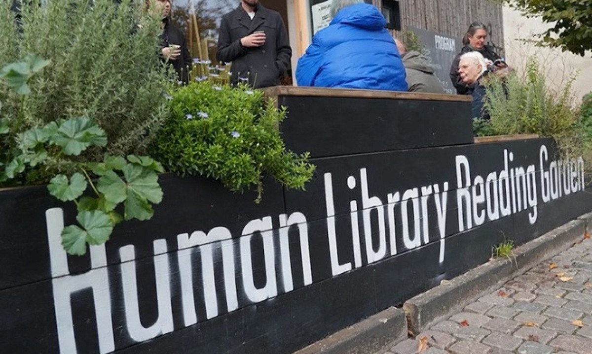 A proposta da Human Library é inverter a lógica da biblioteca tradicional e, ao invés de emprestar livros, permitir que pessoas 