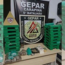 MG: jovem mãe chora ao ver policiais e é presa com maconha, cocaína e crack - Divulgação/Polícia Militar