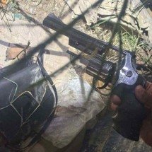 Dupla ligada ao tráfico e a tiroteios é presa após perseguição e incêndio - Divulgação/Polícia Militar