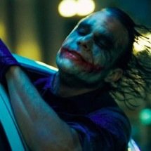 Documentário explica por que Heath Ledger inventou cacoete para o Coringa - Reprodução / Batman: O Cavaleiro das Trevas