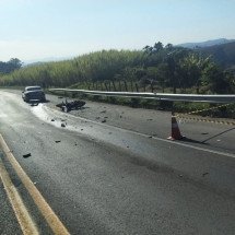 MG: batida entre carro e moto na BR-459 provoca morte de dois jovens - Reprodu&ccedil;&atilde;o