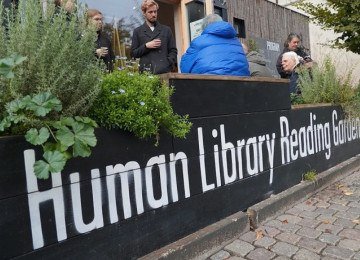 A proposta da Human Library é inverter a lógica da biblioteca tradicional e, ao invés de emprestar livros, permitir que pessoas 