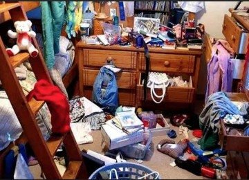 Deixar roupas e outros objetos jogados pela casa, sem se preocupar com o outro, pode ser um bom motivo para minar a relação do casal -  (crédito: Reprodução/Redes sociais)