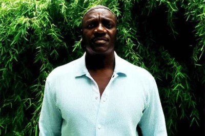  Akon revelou planos para construir uma cidade futurista no Senegal em 2020, inspirada em Wakanda. A 'Akon City' prometia tecnologia avançada, infraestrutura moderna e uma moeda própria, a Akoin. Com orçamento de 6 bilhões de dólares, o projeto seria realizado em etapas com apoio internacional.
 -  (crédito: Instagram @akon)