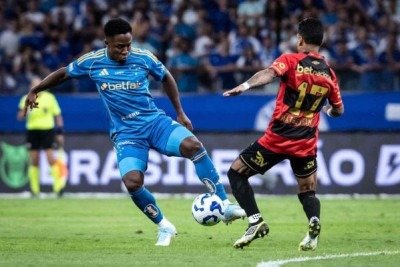 O Cruzeiro tinha tudo para encostar em Palmeiras e Flamengo na classificação, porém deixou pontos importantes pelo caminho ao ficar no empate por 1 a 1 com o lanterna do Brasileirão: Sport Recife. Foto: Gustavo Aleixo/Cruzeiro -  (crédito: Gustavo Aleixo/Cruzeiro)