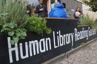 A proposta da Human Library é inverter a lógica da biblioteca tradicional e, ao invés de emprestar livros, permitir que pessoas 'emprestem' suas histórias de vida -  (crédito: The Human Library/Reprodução)