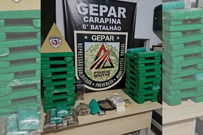 As drogas estavam escondidas na geladeira e cômoda da casa da suspeita, que foi presa por tráfico de drogas -  (crédito: Divulgação/Polícia Militar)