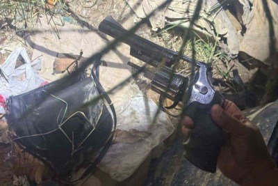 Suspeitos voltaram para buscar arma que abandonaram em lote e acabaram presos -  (crédito: Divulgação/Polícia Militar)