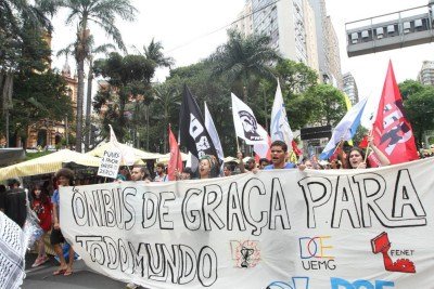 Manifestantes levaram faixas e cartazes à Praça Sete em defesa da Tarifa Zero neste domingo (5/10), após a derrota do projeto na Câmara Municipal de Belo Horizonte -  (crédito: Jair Amaral/EM/D.A.Press)