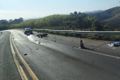 O condutor da motocicleta, de 20 anos, morreu no local. A jovem de 24 anos que estava na garupa foi levada ao hospital, mas não resistiu -  (crédito: Reprodução)