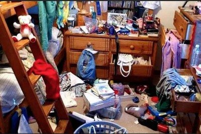Deixar roupas e outros objetos jogados pela casa, sem se preocupar com o outro, pode ser um bom motivo para minar a relação do casal -  (crédito: Reprodução/Redes sociais)