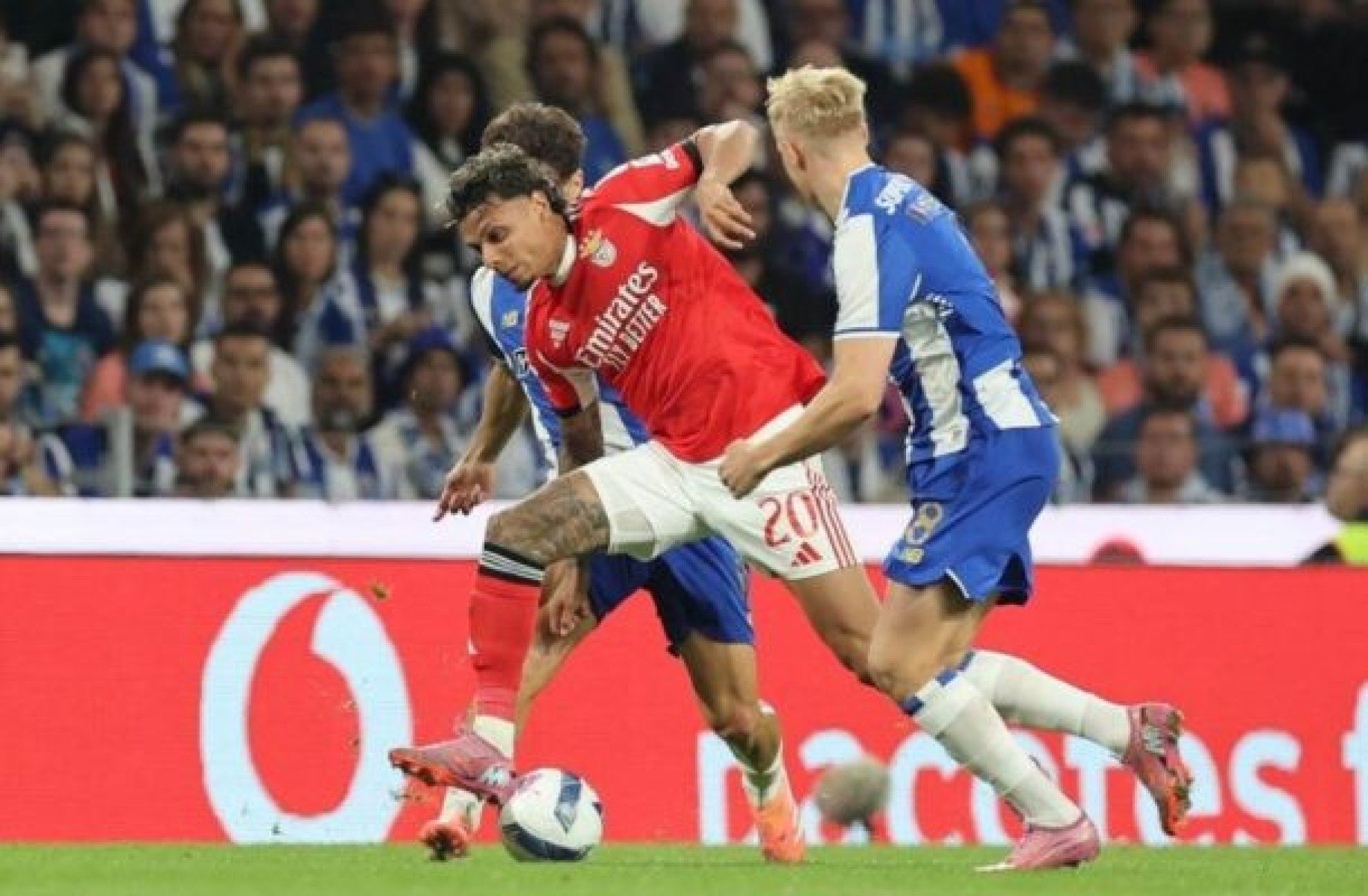 Porto empata com Benfica e segue líder isolado do Português