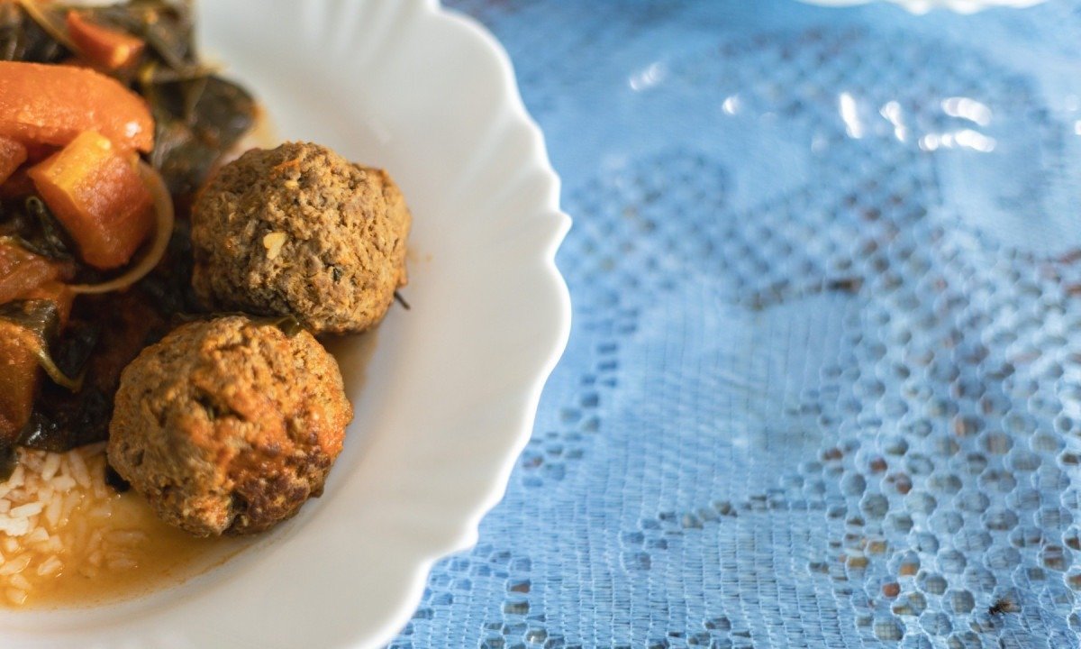 Almôndega de carne com ora-pro-nóbis, queijo e molho de tomate