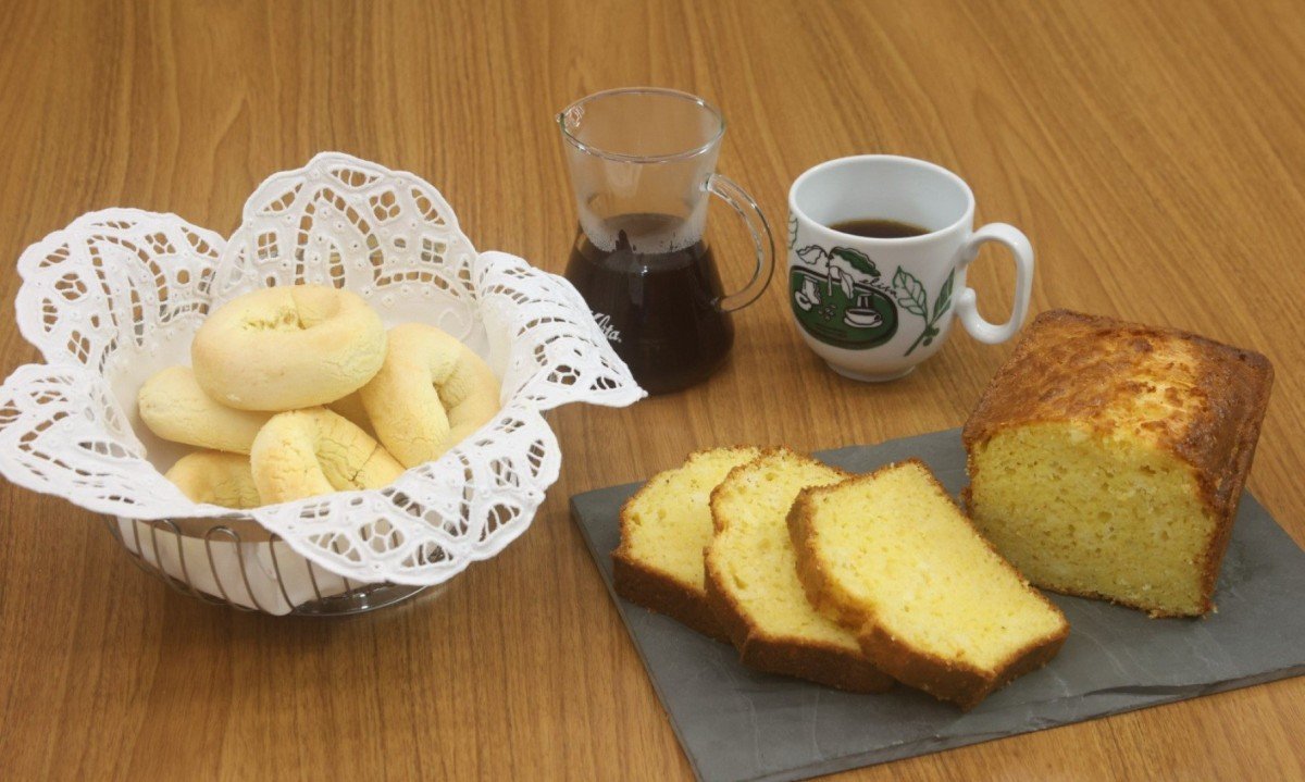 No cardápio de comidas, os destaques são as quitandas mineiras, como o biscoito de queijo e o bolo de fubá
