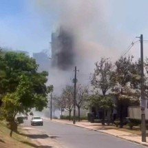 Incêndio atinge prédio abandonado e vegetação em bairro de BH - Reprodução/Redes sociais