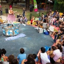 Espetáculo infantil propõe uma viagem musical pelo folclore mundial - Imagem: Tati Motta/Divulgação