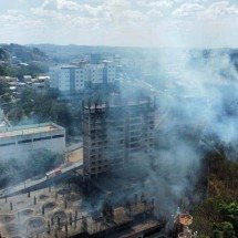 Incêndio atinge prédio abandonado e vegetação em bairro de BH - Leandro Couri/EM/D.A. Press