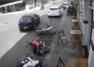 Motorista derrubou as motos e foi segurado por um proprietário de estabelecimento até a chegada da polícia -  (crédito: Divulgação/PM)